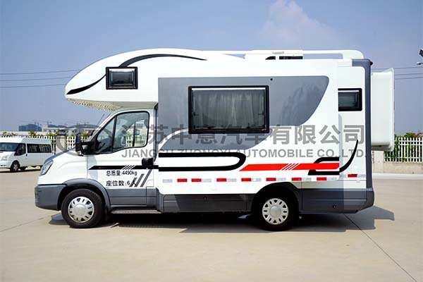 中意SZY5045XLJN2欧胜双拓展自动挡依维柯C型房车